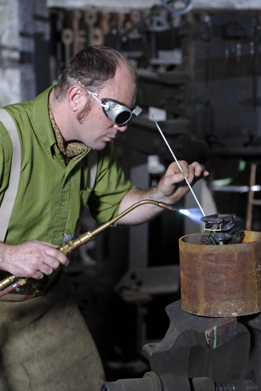 Thomas W. Beckert beim Schmieden in seiner Werkstatt